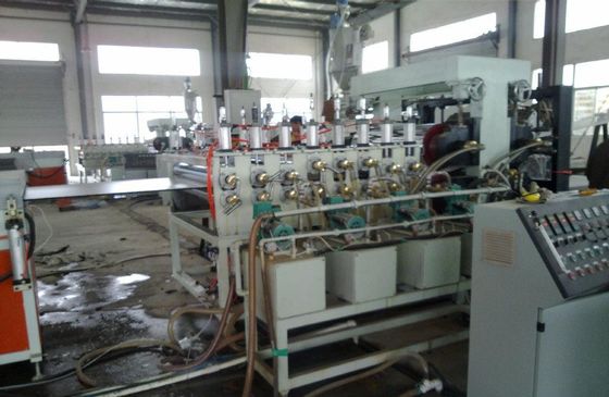 A máquina dobro da placa da espuma do PVC do parafuso, crosta do PVC espumou linha de produção da placa