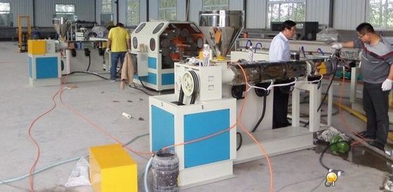 Máquina plástica estável da extrusora da tubulação, linha de produção reforçada fibra máquina da mangueira do PVC da extrusora
