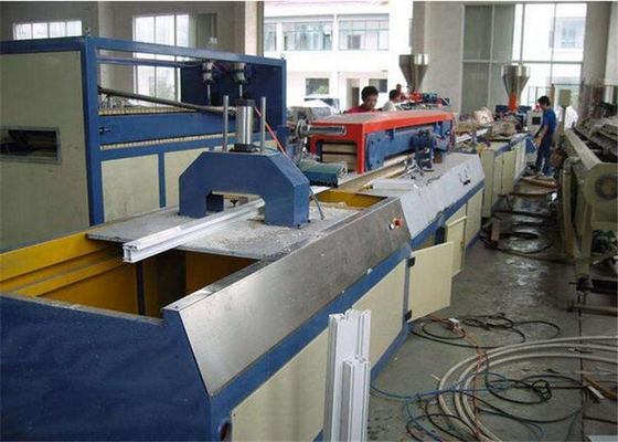 Linha de produção protetora UV máquina do perfil do plástico WPC da extrusão para a placa de madeira da porta