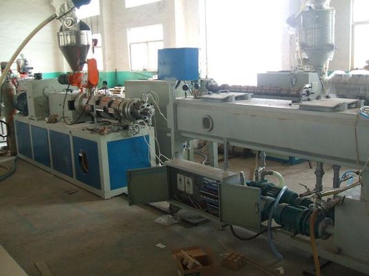 Linha de produção automática da tubulação do Pvc do dobro, tubulação plástica de Cpvc Upvc que faz a máquina