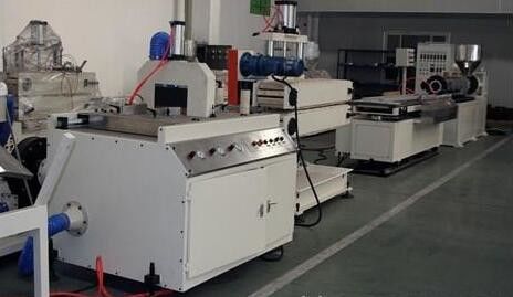 Bom preço. Máquina dobro da extrusão do perfil do parafuso WPC para a decoração da janela e da porta on-line