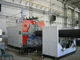 O PLC controla a linha de produção plástica, máquina expulsando da tubulação do HDPE