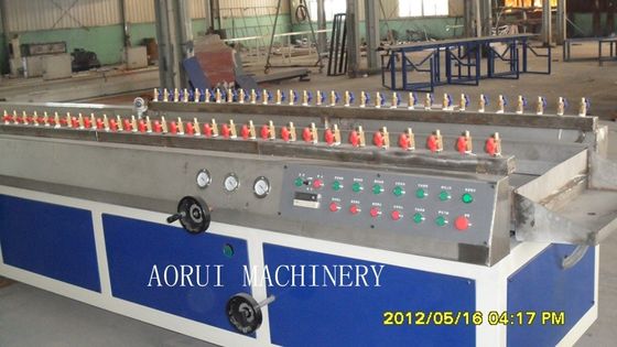 Bom preço. O plástico e a madeira espumaram linha plástica da extrusão do perfil, máquina da fabricação do perfil do Pvc on-line