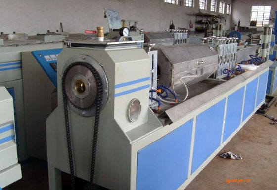Bom preço. 0.4 - 1,5 M/linha de produção plástica mínima da tubulação, máquina do plástico da extrusora de único parafuso on-line