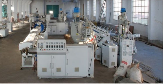 Bom preço. Tubulação dobro do PVC do parafuso que faz a máquina para a linha de produção plástica da tubulação de água do PVC on-line