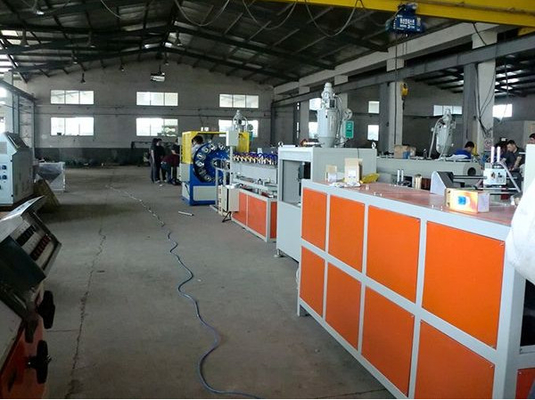 Bom preço. Linha macia reforçada fibra única máquina da produção da tubulação do PVC da extrusão da tubulação do parafuso on-line