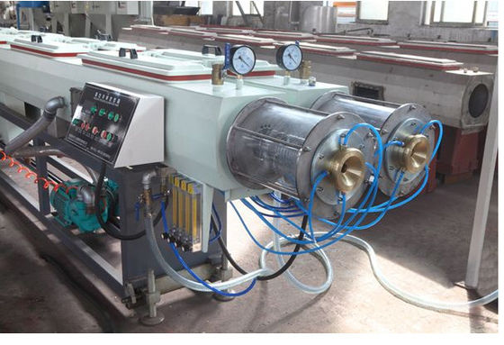 Bom preço. Linha plástica máquina da extrusão da tubulação do PVC do controle do PLC da extrusora de parafuso do dobro on-line