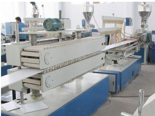Bom preço. Linha/máquina plásticas de madeira da extrusão da folha do Pvc do produto totalmente automático on-line