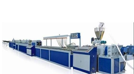 Bom preço. Linha plástica da extrusão do perfil do parafuso gêmeo automático, máquina da extrusão do Pvc da placa on-line