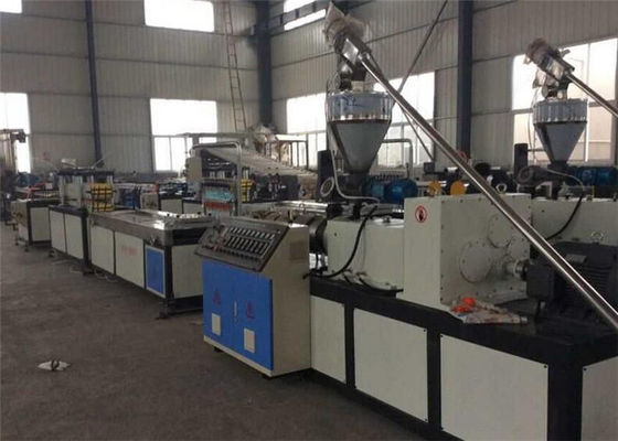 Bom preço. Máquina plástica da extrusora da produção plástica de madeira do perfil, equipamento plástico da extrusão on-line