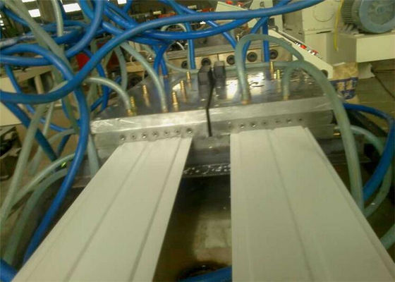 Bom preço. Linha plástica totalmente automático da extrusão do perfil do PVC WPC para a produção da porta/janela on-line
