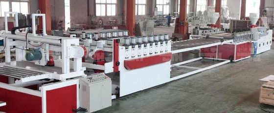 Bom preço. Máquina Multilayer da placa da espuma de WPC com o controlador do motor de Siemens/temperatura de Omron on-line