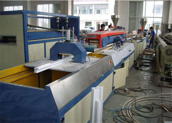 Bom preço. Linha de produção protetora UV máquina do perfil do plástico WPC da extrusão para a placa de madeira da porta on-line