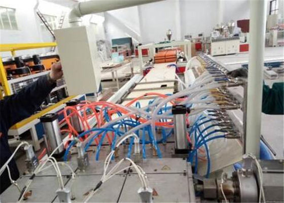 Bom preço. Linha plástica da extrusão do perfil do PLC, linha de produção plástica do perfil do PE do PVC PP para o painel on-line