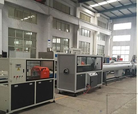 Bom preço. Linha plástica a rendimento elevado da extrusão do PVC, linha de produção gêmea da extrusão da tubulação do pvc on-line