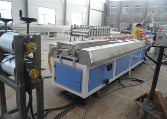 Bom preço. Produção de madeira e plástica do perfil do PVC do painel de parede que faz a máquina, linha plástica da extrusão do perfil do PVC on-line