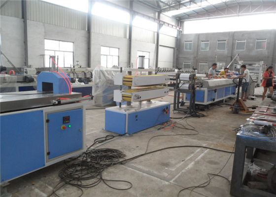 Bom preço. Linha máquina plástica da extrusão do teto do PVC da extrusão do teto do painel do perfil on-line