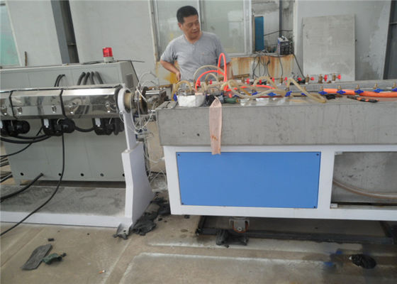 Linha de extrusão de perfis de plástico personalizada Tecnologia avançada de processamento Porto de Qingdao