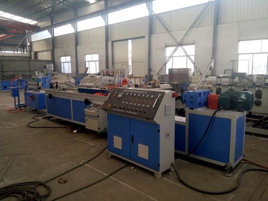 Bom preço. Linha plástica espumada da extrusão do perfil, reciclando a máquina material da extrusão do perfil do PVC on-line