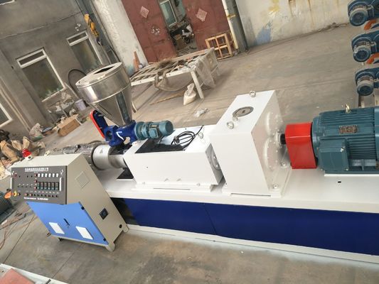 Máquina plástica automática dos grânulo do PVC com parafuso dobro