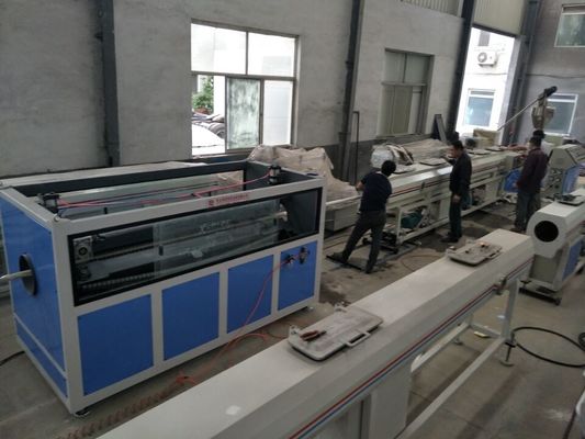 Bom preço. Linha plástica a rendimento elevado da extrusão do pvc, linha de produção da tubulação do pvc on-line