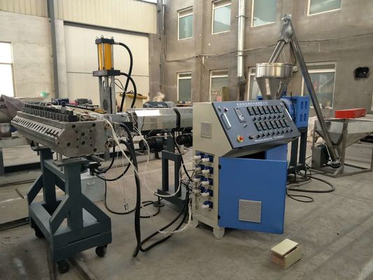 Bom preço. Dois máquina da placa da espuma do PVC da crosta do parafuso WPC com o motor de Siemens, de baixo nível de ruído on-line