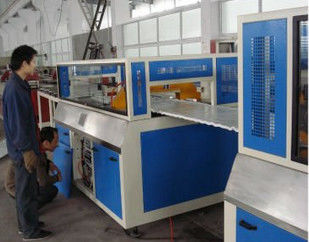 Bom preço. Linha de produção impermeável do perfil da mesa de WPC, extrusora do perfil do painel de parede de WPC on-line