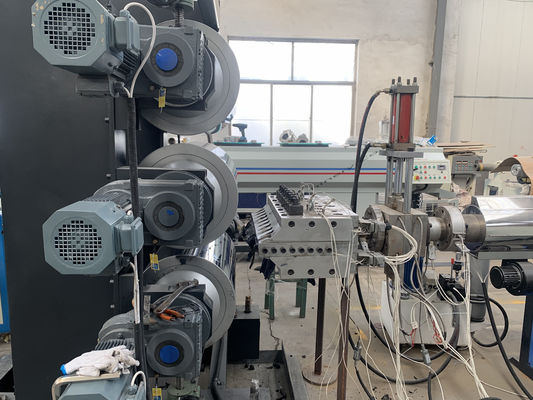 Bom preço. Máquina gêmea de estrangulamento dobro da placa da espuma do PVC do parafuso on-line