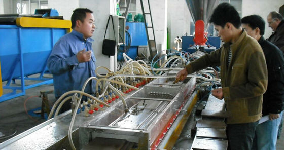 Bom preço. a linha de produção plástica do perfil 380V, madeira espumou linha/processo da extrusão do perfil do Pvc on-line