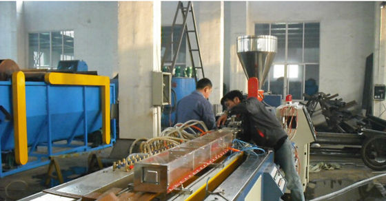 Bom preço. Linha de produção plástica com a extrusora de parafuso gêmea, linha plástica do perfil do PVC da extrusão do perfil da janela do PVC WPC on-line
