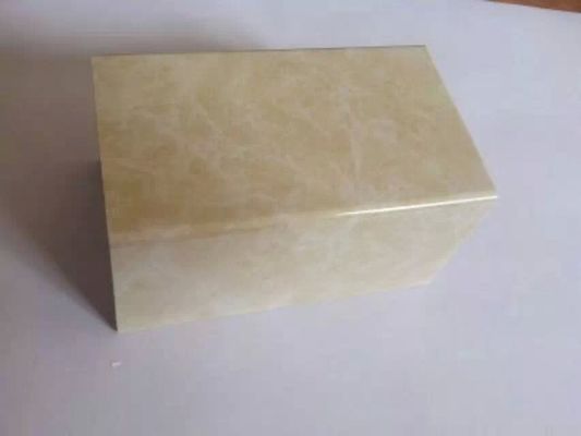 Bom preço. Linha de produção plástica do perfil do mármore do PVC WPC, máquina do plástico do perfil da decoração on-line